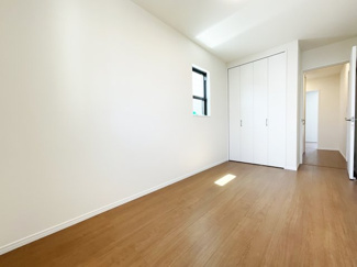 【洋室】 | 伏見区石田内里町　新築戸建 | こちらは東側5.7帖の洋室です。2面採光で明るく、クローゼットが完備されているのでお部屋を広く使用できます。