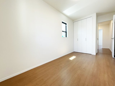 【洋室】 | 伏見区石田内里町　新築戸建 | こちらは東側5.7帖の洋室です。2面採光で明るく、クローゼットが完備されているのでお部屋を広く使用できます。