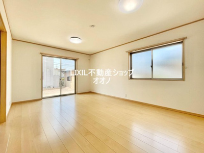 【居間・リビング】 | 加須市東栄２丁目　中古戸建 | 二面採光の明るいリビングです。
16帖でのびのび！家族団らんのひとときを過ごせます♪