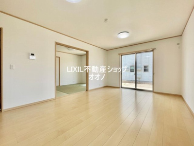 【居間・リビング】 | 加須市東栄２丁目　中古戸建 | 和室の様子も見ることができます。