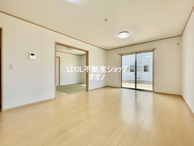 【居間・リビング】 | 加須市東栄２丁目　中古戸建 | 和室の様子も見ることができます。