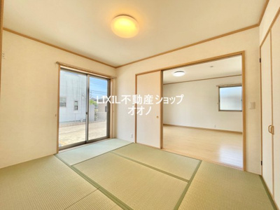 【和室】 | 加須市東栄２丁目　中古戸建 | 暖色の照明が柔らかな空間を演出する和室です。
玄関側の廊下からも入れるため、リビング側の戸を閉じれば来客用にも！