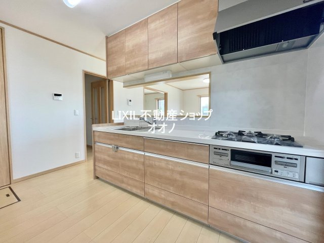 【キッチン】 | 加須市東栄２丁目　中古戸建 | インテリアとも馴染みやすい、ナチュラルなデザインのキッチン。
勝手口が付いており、ゴミ出しに便利です♪