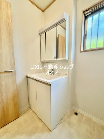 【独立洗面台】 | 加須市東栄２丁目　中古戸建 | 三面鏡で収納豊富な洗面台です。
脱衣所の窓は湿気対策にも役立ちます。