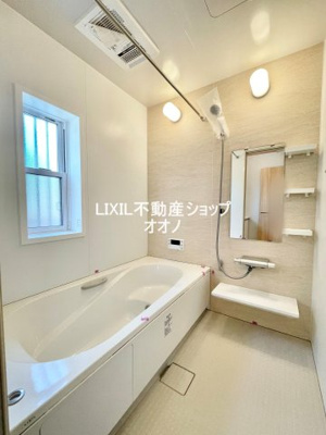 【浴室】 | 加須市東栄２丁目　中古戸建 | 明るく清潔感のある浴室です。
リフォームにて浴室換気乾燥暖房機を設置！より便利になりました。