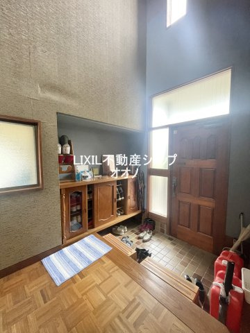 【玄関】 | 羽生市西5丁目　中古一戸建 | 玄関吹き抜けで開放感があります！