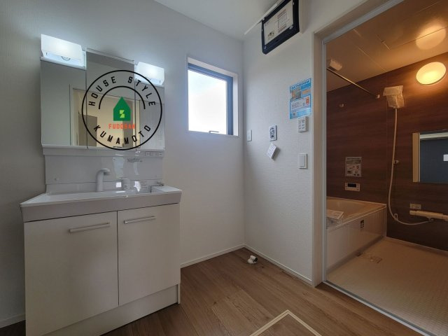 熊本市南区富合町大町第3-2棟（1号棟）　の脱衣所|ゆとりの洗面スペースで朝の身支度もスムーズに。暮らしを快適に変えるシャワー付洗面台です！