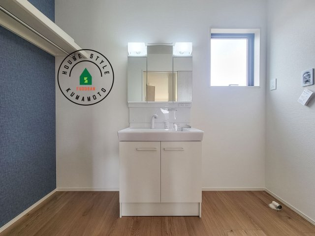 熊本市南区富合町大町第3-2棟（1号棟）　の独立洗面台|毎日使うものだから清潔な空間を保ちたい水回り。洗面にはそんな願いを解消させてくれる収納アイデアが満載です。三面鏡の裏側にはキャビネットが現れ小物から背の高い物まで収納できます。