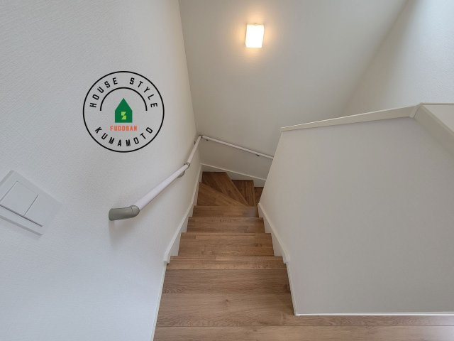 熊本市南区富合町大町第3-2棟（1号棟）　の内装|＜手すり付階段＞手すりがないと階段の昇り降りで危険なことはもちろん、壁に手をつきながら歩くことで壁紙が汚れやすくなります。すべての方に快適に昇り降りしていただくため、手すりを設置しました。