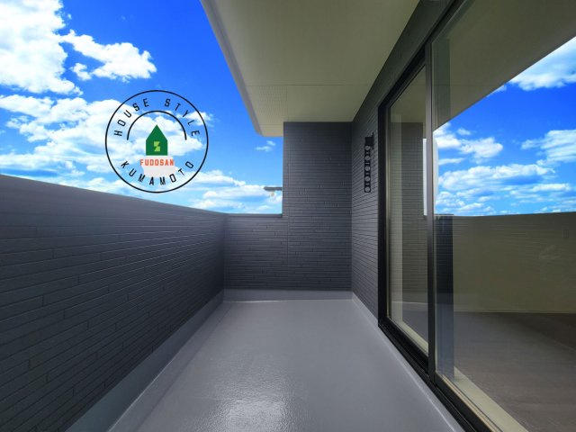 熊本市南区富合町大町第3-2棟（1号棟）　のバルコニー|風をしっかりと感じられるバルコニーでは、毎日が洗濯日和です。広々としているので洗濯も楽しくなるでしょうし、気分転換にバルコニーからの眺めを楽しむのもいいでしょう。