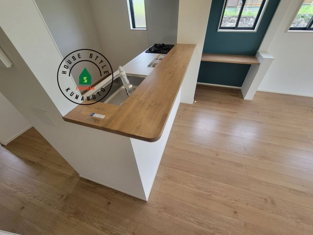 熊本市南区富合町大町第3-2棟（1号棟）　のダイニング|キッチンから立ち込める香りが今日の料理を期待させます。