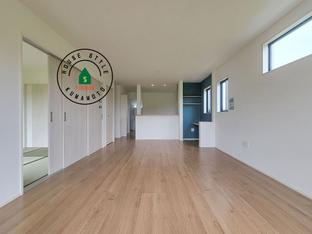 熊本市南区富合町大町第3-2棟（1号棟）　の居間・リビング|キッチンからリビングをしっかり確認できます。家族の笑顔があふれる空間になりそうですね。