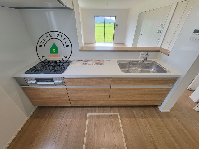 熊本市南区富合町大町第3-2棟（1号棟）　のキッチン|ご家族を近くに感じられる対面キッチンのLDK。会話もはずみそうですね。