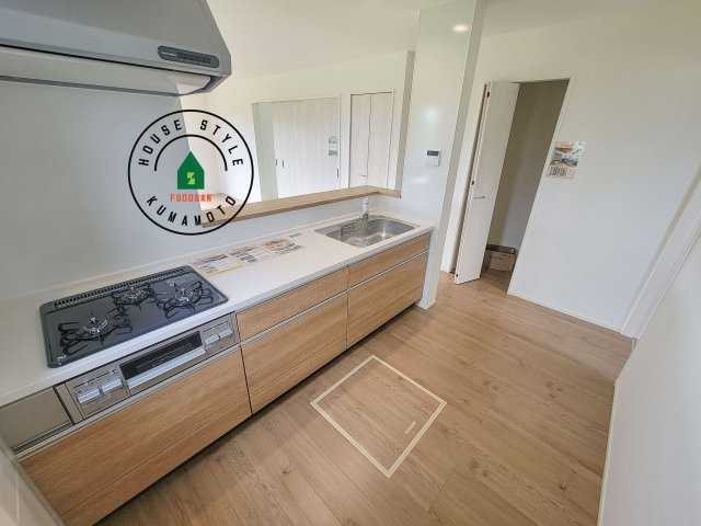 熊本市南区富合町大町第3-2棟（1号棟）　のキッチン|ダイニングテーブルへの配膳がラクラク、お料理はかどるカウンター付きシステムキッチン！