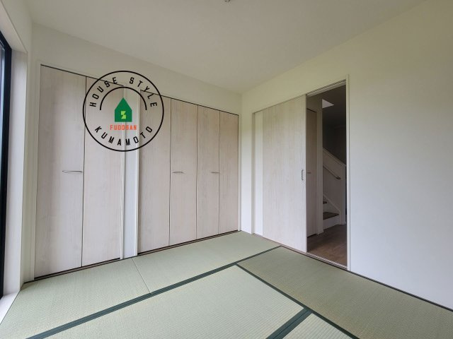 熊本市南区富合町大町第3-2棟（1号棟）　の和室|和室を上手に活用すると暮らし方の幅が広がります。例えば普段は開け放して、子供の小さいうちはお昼寝や遊びのスペースに。畳はソフトなので転んでもケガをしにくく安心です