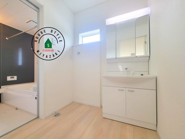 東諸県郡国富町本庄第3-2棟（1号棟）の脱衣所|ゆとりの洗面スペースで朝の身支度もスムーズに。暮らしを快適に変えるシャワー付洗面台です！