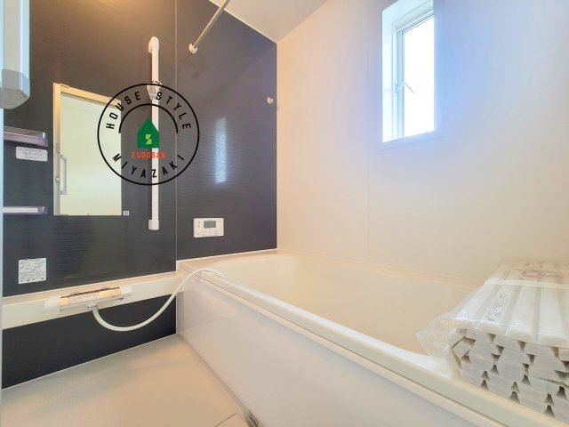 東諸県郡国富町本庄第3-2棟（1号棟）の浴室|1日の疲れを癒してくれる広々バスルーム。雨の日のお洗濯にも大活躍な浴室乾燥機付です！