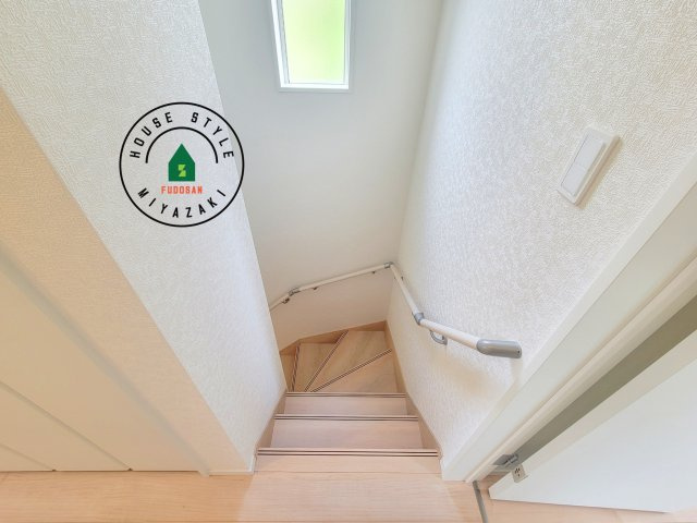 東諸県郡国富町本庄第3-2棟（1号棟）の内装|＜手すり付階段＞手すりがないと階段の昇り降りで危険なことはもちろん、壁に手をつきながら歩くことで壁紙が汚れやすくなります。すべての方に快適に昇り降りしていただくため、手すりを設置しました。