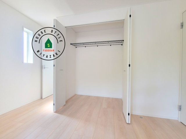 東諸県郡国富町本庄第3-2棟（1号棟）の収納|洋服や大きな荷物が多い方や人数の多いご家族などは、一般的なクローゼットよりもウォークインクローゼットのほうが使い勝手が良いです。