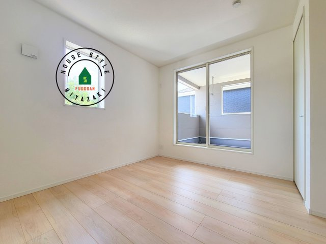 東諸県郡国富町本庄第3-2棟（1号棟）の子供部屋|穏やかな光が差し込む室内には、穏やかな時間が流れます。