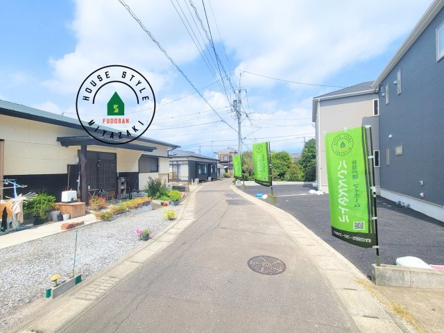 東諸県郡国富町本庄第3-2棟（1号棟）の前面道路含む現地写真|前面道路は閑静な住宅地をはしる車通りの少ない道路。お車の出し入れが苦手なママや小さなお子様にも安心ですね。しっかり舗装もされているので、ベビーカーや自転車で通っても快適に通行できます。
