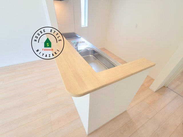 東諸県郡国富町本庄第3-2棟（1号棟）のダイニング|キッチンから立ち込める香りが今日の料理を期待させます。