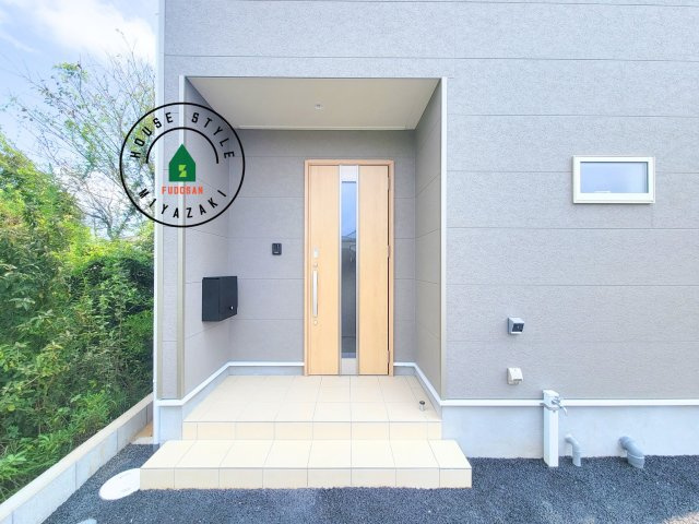 東諸県郡国富町本庄第3-2棟（1号棟）の玄関|おでかけの時も帰った時も、「我が家」を最初に感じでもらえる素敵な空間に。