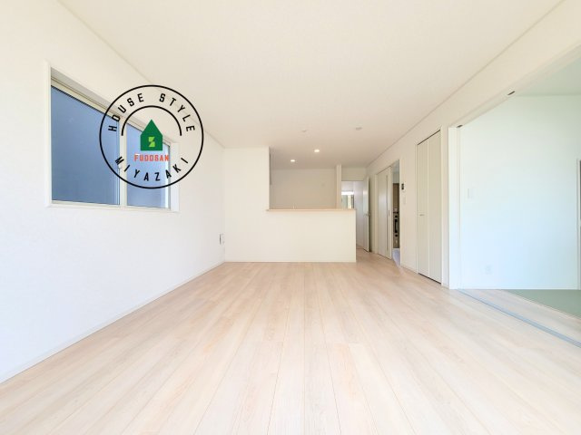 東諸県郡国富町本庄第3-2棟（1号棟）の居間・リビング|キッチンからリビングをしっかり確認できます。家族の笑顔があふれる空間になりそうですね。