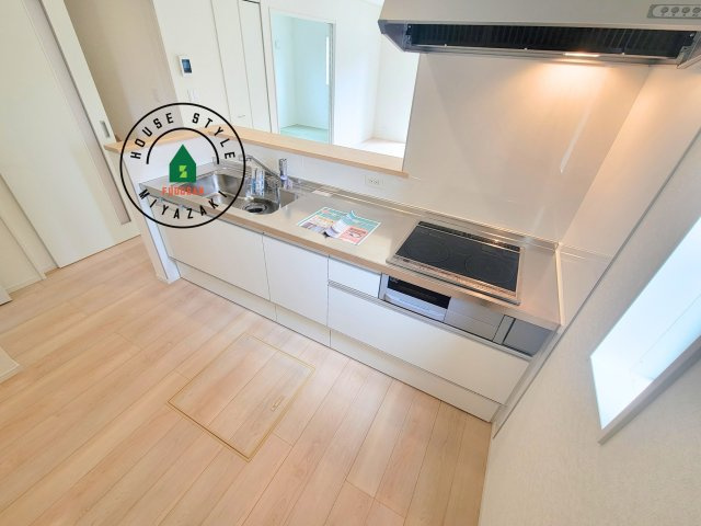 東諸県郡国富町本庄第3-2棟（1号棟）のキッチン|明るいキッチン作業スペースを多くとりました。ご夫婦でキッチンに立っても調理がしやすい広さです。食器類もすっきりと片付く収納は魅力的です。