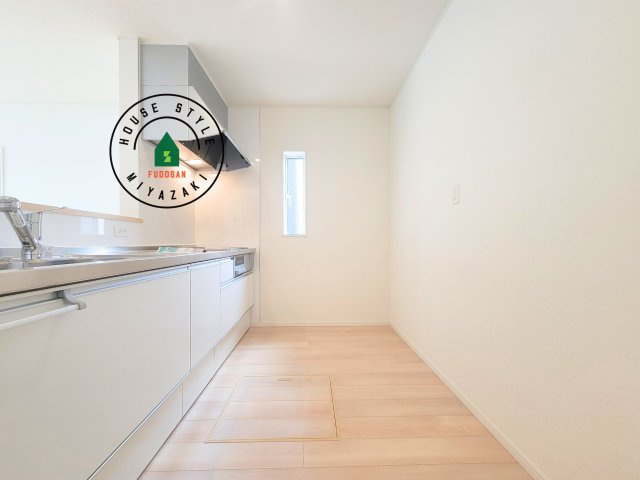 東諸県郡国富町本庄第3-2棟（1号棟）のキッチン|ダイニングテーブルへの配膳がラクラク、お料理はかどるカウンター付きシステムキッチン！