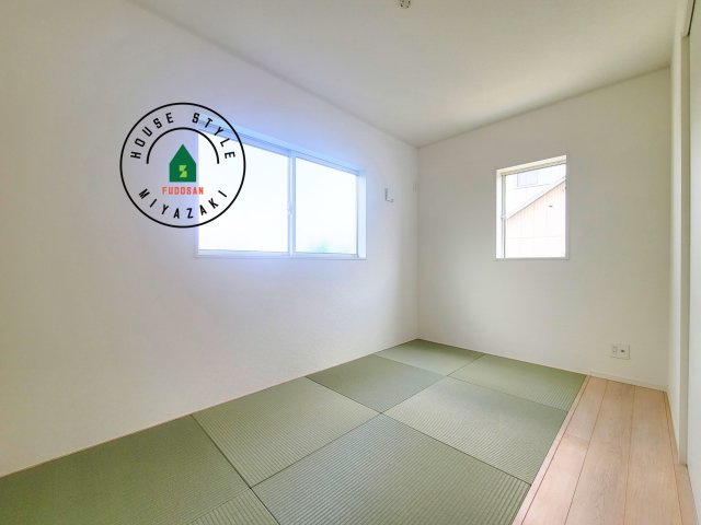 東諸県郡国富町本庄第3-2棟（1号棟）の和室|和室を上手に活用すると暮らし方の幅が広がります。例えば普段は開け放して、子供の小さいうちはお昼寝や遊びのスペースに。畳はソフトなので転んでもケガをしにくく安心です