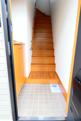 【玄関】 | フルーツタウン・ポワール | シューズボックスのある玄関です