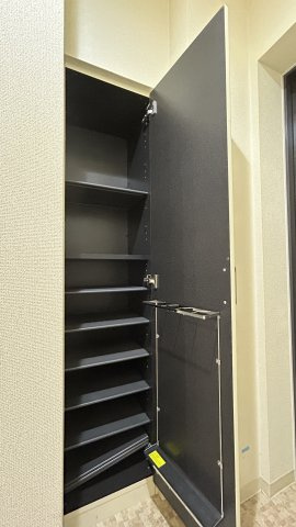 アイビーコートの玄関|こまごまとしたものを収納できそうですね
