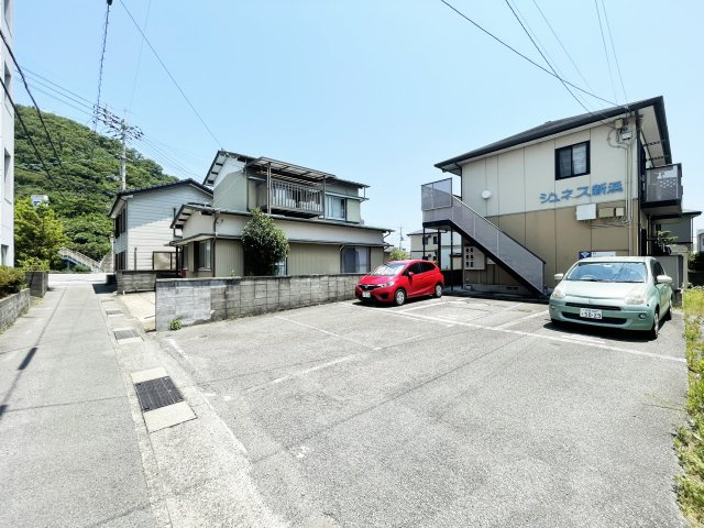 ジュネス新浜の駐車場