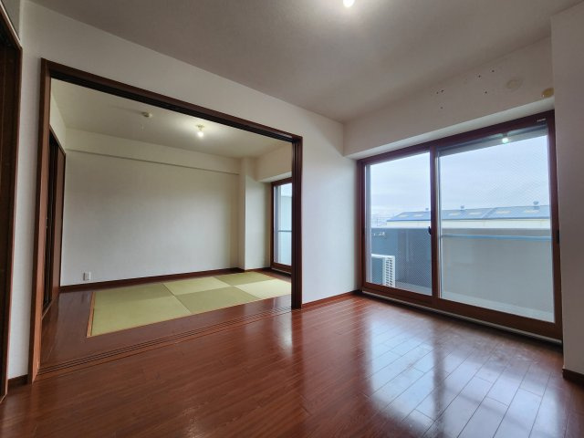 エグゼK&KⅡの居間・リビング|日当たりのよい南向きのお部屋です！遮音・断熱に効果的なインプラスあり！