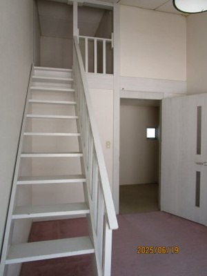 【洋室】 | 東黒石野一丁目売家 | ロフトへは階段があります