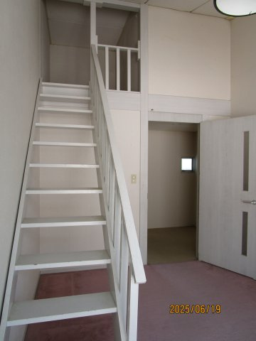 【洋室】 | 東黒石野一丁目売家 | ロフトへは階段があります