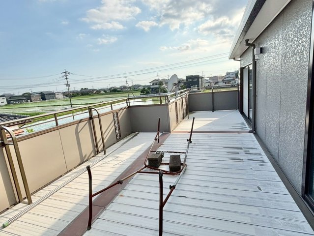 神埼町鶴戸建のバルコニー