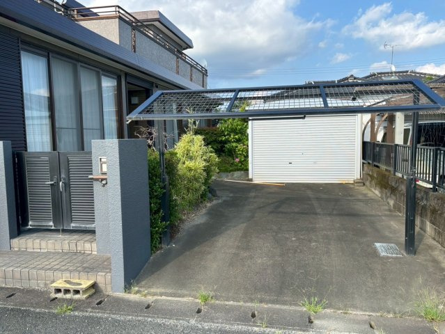 神埼町鶴戸建の駐車場