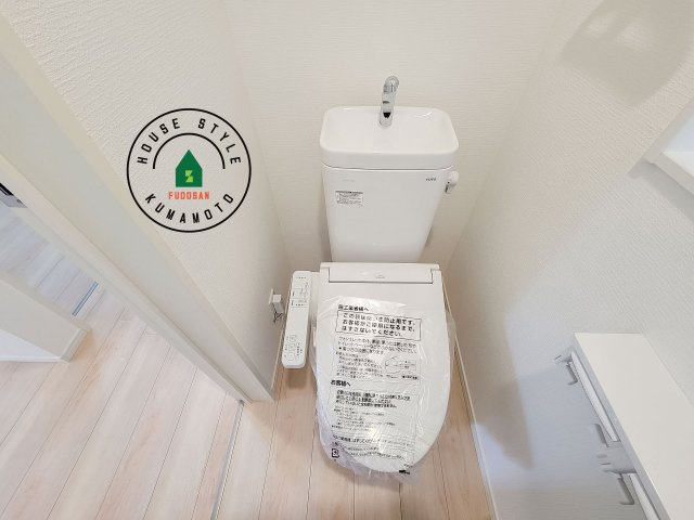 上益城郡益城町馬水第2-3棟(3号棟)のトイレ|トイレ・ウォシュレット付。快適で衛生的な洗浄機能付温水シャワートイレです。収納や手すりもついてます。