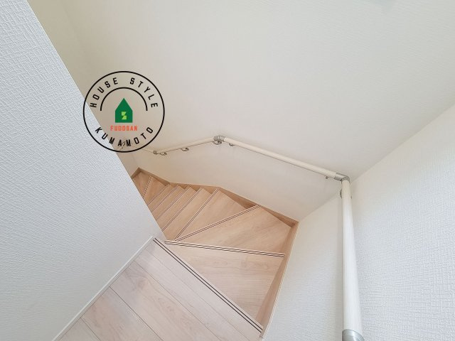 上益城郡益城町馬水第2-3棟(3号棟)の内装|＜手すり付階段＞手すりがないと階段の昇り降りで危険なことはもちろん、壁に手をつきながら歩くことで壁紙が汚れやすくなります。すべての方に快適に昇り降りしていただくため、手すりを設置しました。