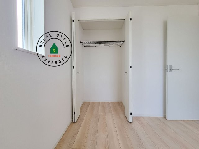 上益城郡益城町馬水第2-3棟(3号棟)の収納|【WIC（ウォークインクローゼット）】 たくさんの洋服をかけてもシワになりにくいウォークインクローゼット。洋服以外にも、普段使わない家電やスーツケース、ストック品など何でも片付く嬉しい空間です。