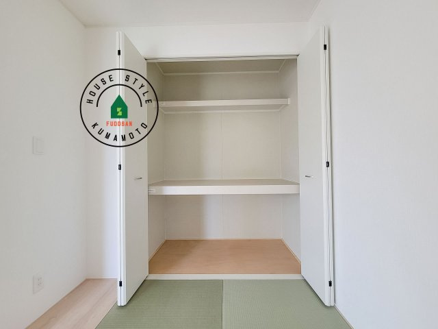 上益城郡益城町馬水第2-3棟(3号棟)の収納|壁面クローゼットのメリットは、衣類が横一列に並ぶためひと目で洋服が選びやすいこと。衣類をたくさんお持ちの方も、限られたスペース内に無理なく収納することができます。