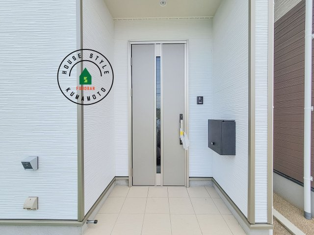 上益城郡益城町馬水第2-3棟(3号棟)の玄関|地盤調査済 / 玄関へ向かうまでのアプローチに漂う上質が期待感をもたせます。玄関は建物の顔。落着きを醸し出した自己主張が心に訴えてきます。