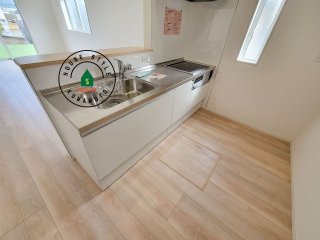 上益城郡益城町馬水第2-3棟(3号棟)のキッチン|カウンターキッチンなら、リビングで遊ぶ子供の様子を見ながら料理ができるので安心です。料理を運んでもらったり、子供にお手伝いしてもらいやすいのもいいですね。