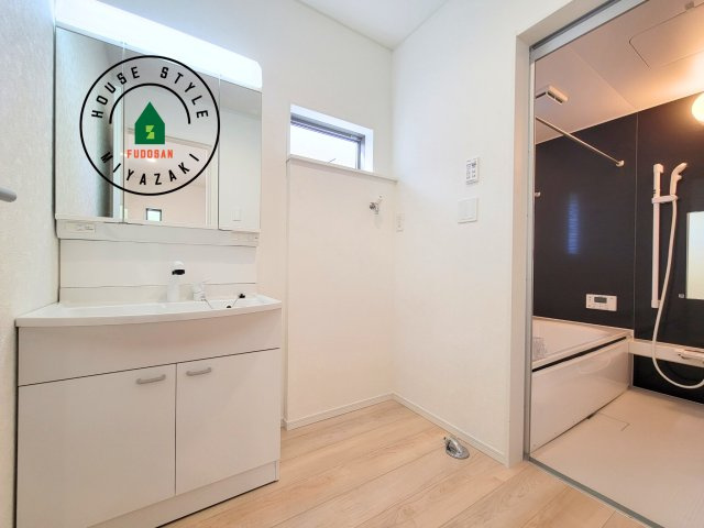 宮崎市祇園第2-3棟（3号棟）の脱衣所|ゆとりの洗面スペースで朝の身支度もスムーズに。暮らしを快適に変えるシャワー付洗面台です！