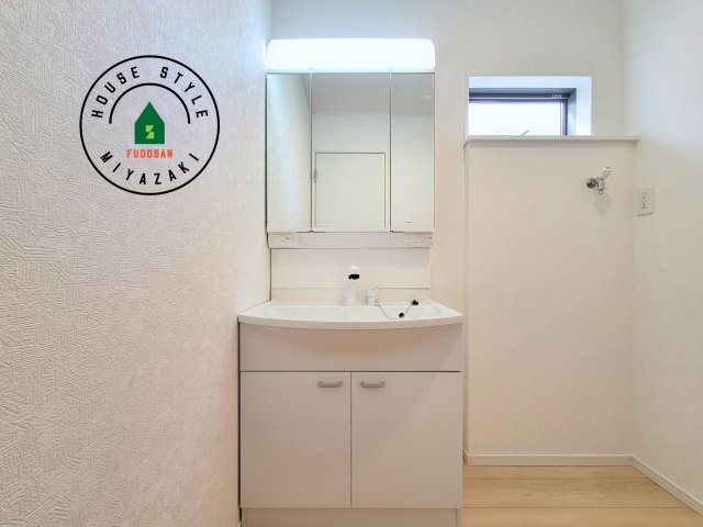 宮崎市祇園第2-3棟（3号棟）の独立洗面台|毎日使うものだから清潔な空間を保ちたい水回り。洗面にはそんな願いを解消させてくれる収納アイデアが満載です。三面鏡の裏側にはキャビネットが現れ小物から背の高い物まで収納できます。