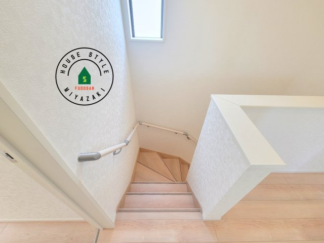 宮崎市祇園第2-3棟（3号棟）の内装|＜手すり付階段＞手すりがないと階段の昇り降りで危険なことはもちろん、壁に手をつきながら歩くことで壁紙が汚れやすくなります。すべての方に快適に昇り降りしていただくため、手すりを設置しました。