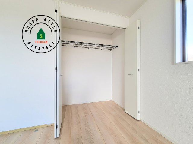 宮崎市祇園第2-3棟（3号棟）の収納|洋服や大きな荷物が多い方や人数の多いご家族などは、一般的なクローゼットよりもウォークインクローゼットのほうが使い勝手が良いです。