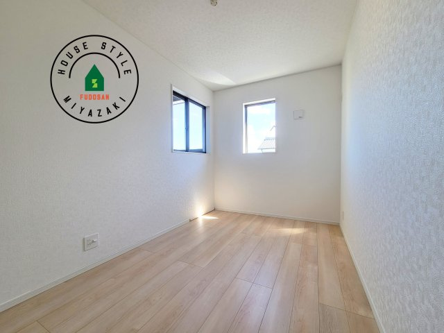 宮崎市祇園第2-3棟（3号棟）の洋室|柔らかい陽光が差し込む明るいお部屋を演出する設計。彩光の取れる窓が気持ちの良いお部屋を創り上げます。